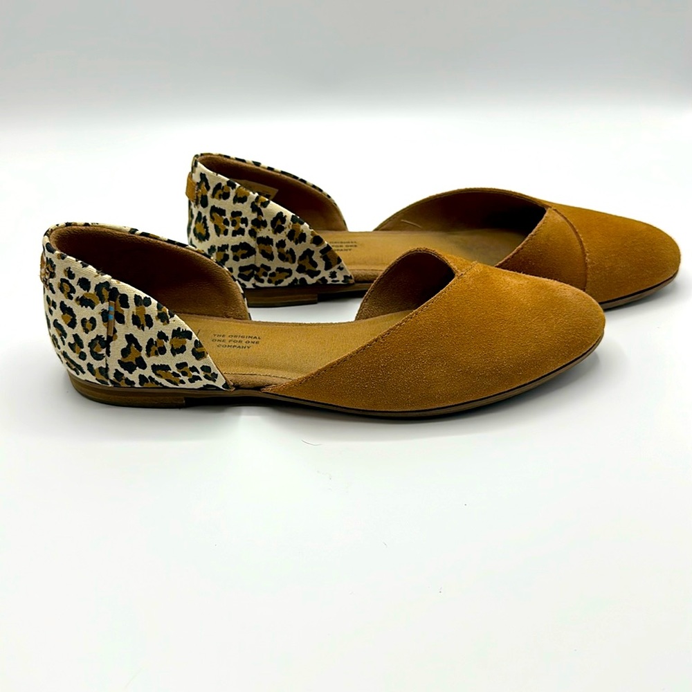 Tom’s flat shoes